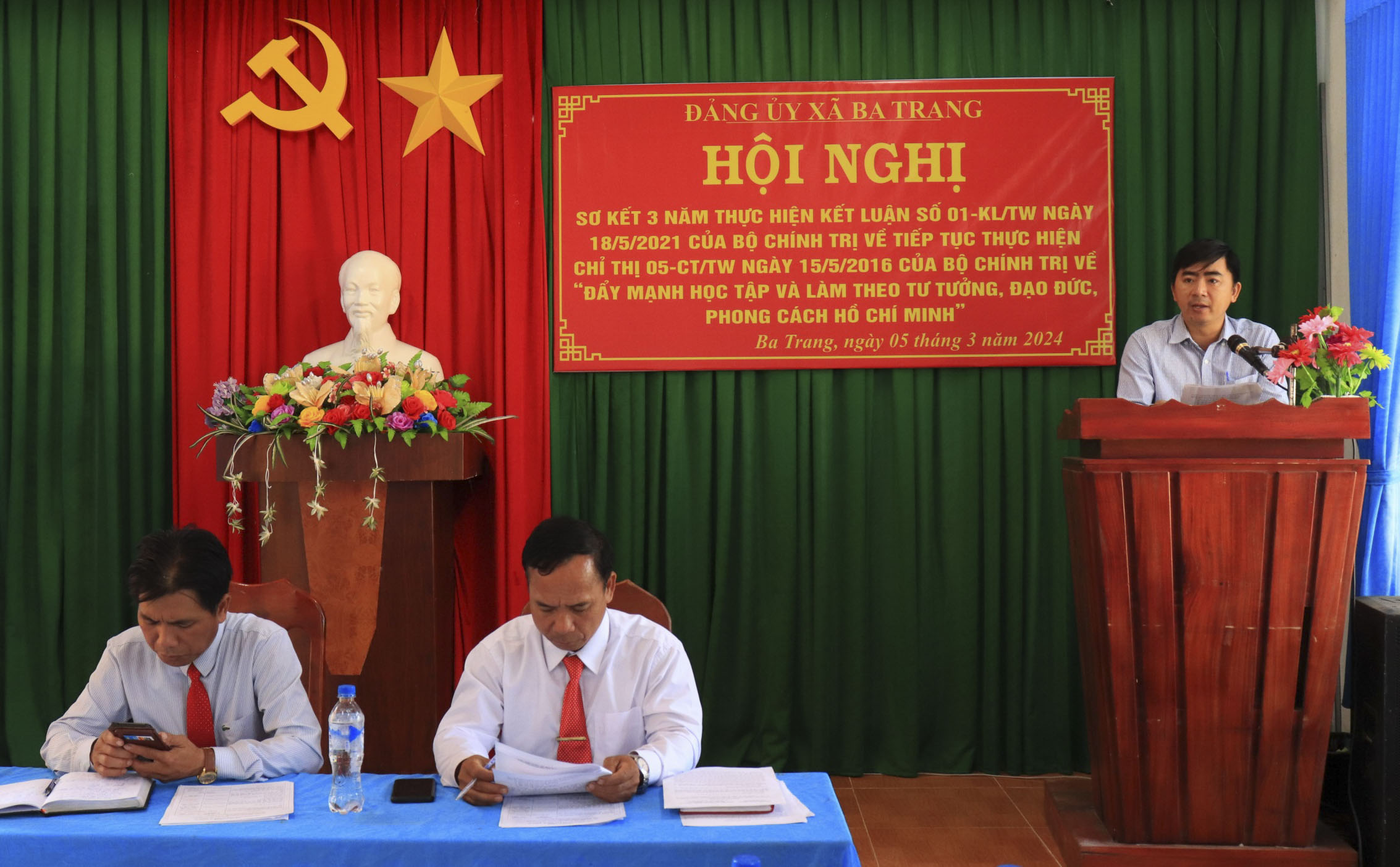 Đại biểu đơn vị Trường PTDTBT TH&THCS Ba Trang báo cáo tham luận trước Hội nghị